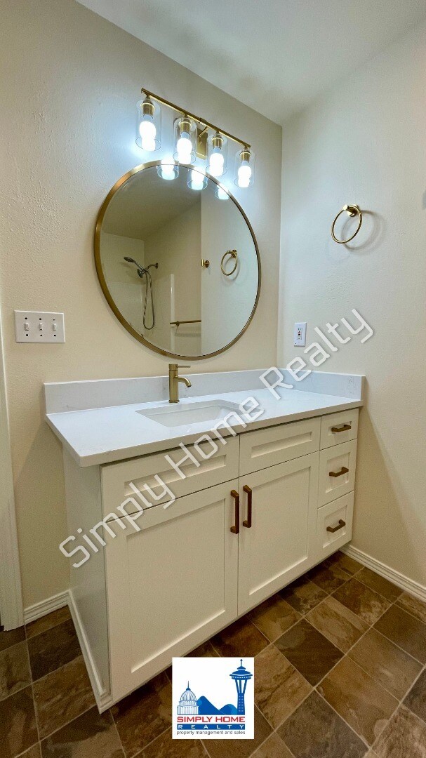 Building Photo - LUXURY DUPLEX RENTAL WITH SPACIOUS BACKYARD