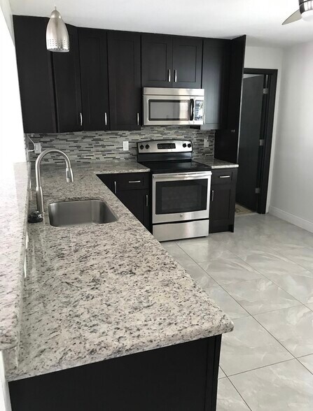 Building Photo - 1320 Milano Dr