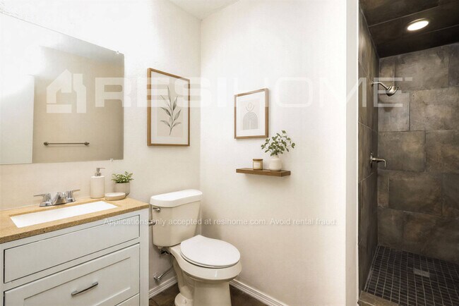 Building Photo - 736 Smalley Dr