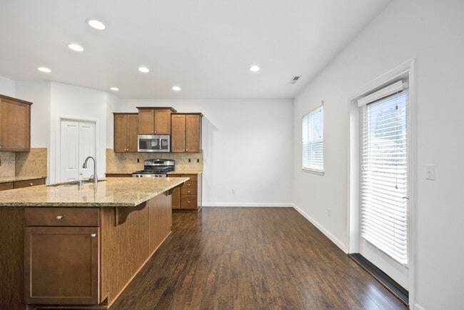 Building Photo - Spacious 4-Bed Puyallup Home For Rent | 3-Car Garage & Quick Commute to JBLM!