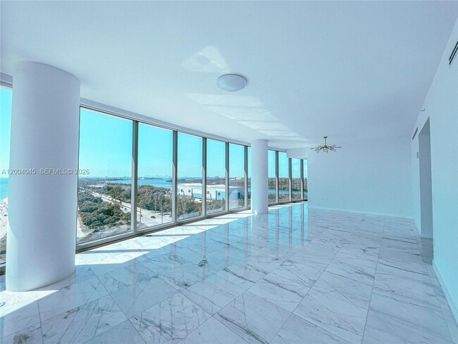 Building Photo - 15701 Collins Ave