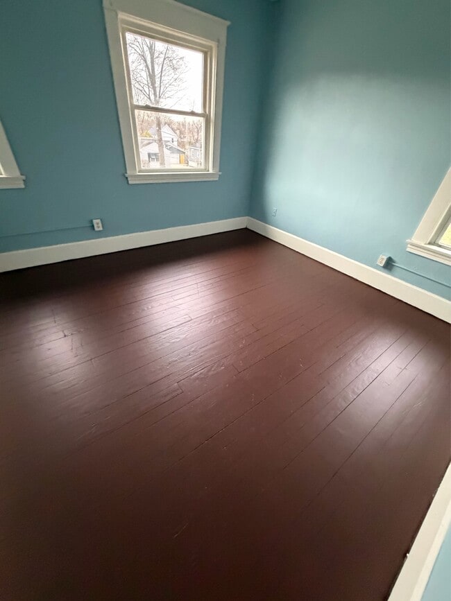 Building Photo - 737 Lake Dr