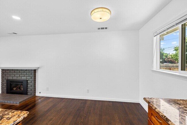 Building Photo - Updated 4 Bedroom 2 Bath North Napa Home