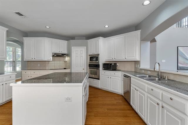 Building Photo - 5701 Chippewa Trail