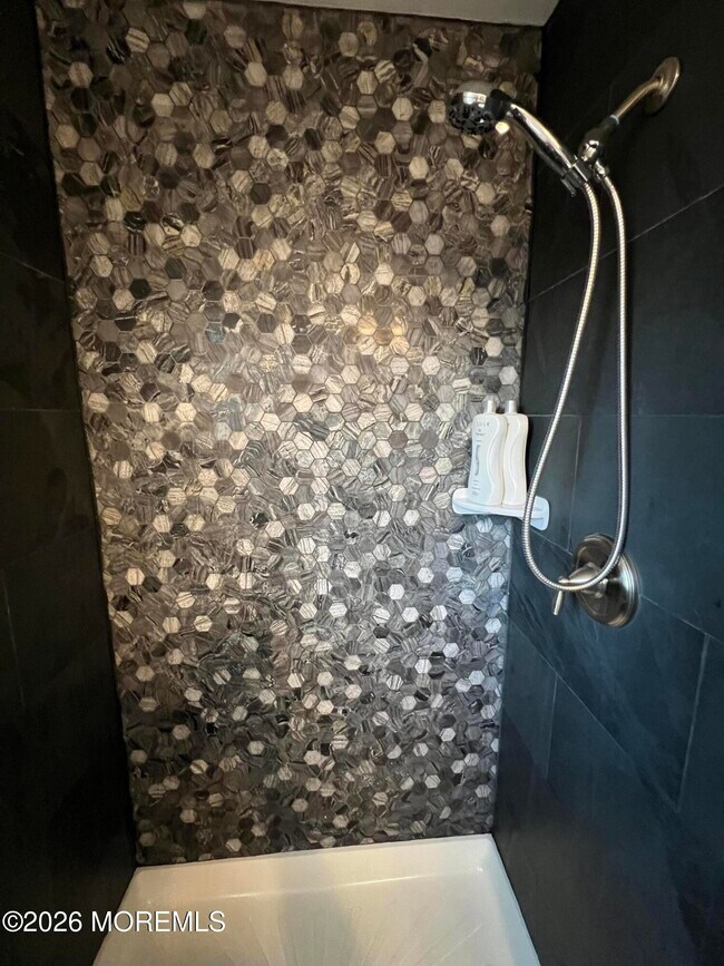 Building Photo - 8 Ridge Rd