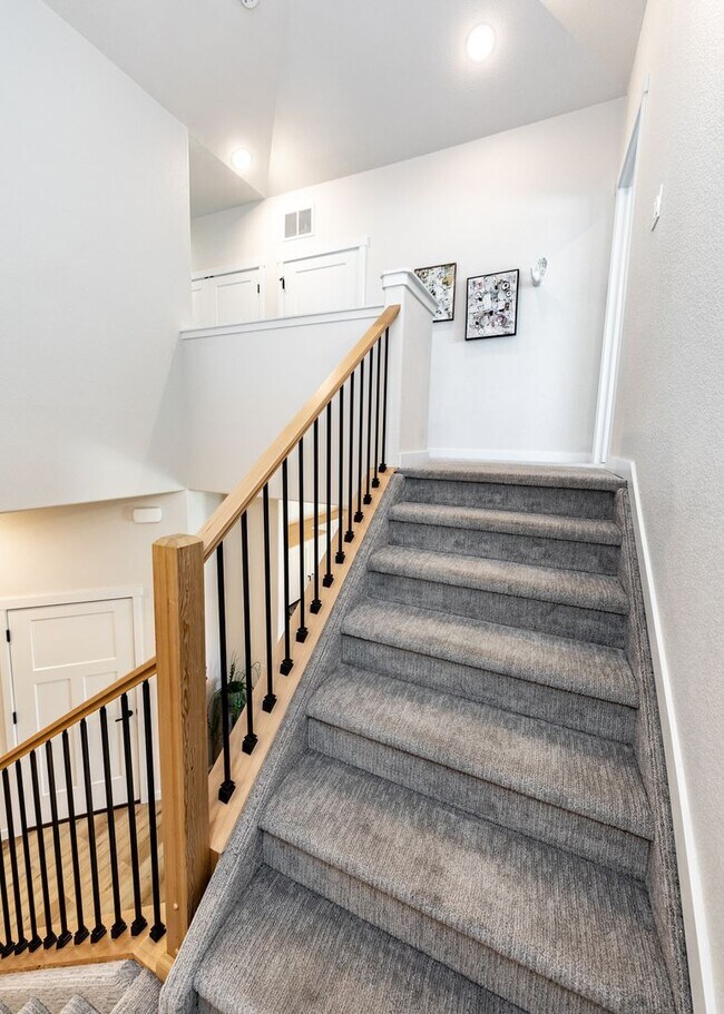 Building Photo - Beautiful Townhome Next to Nature on Westside