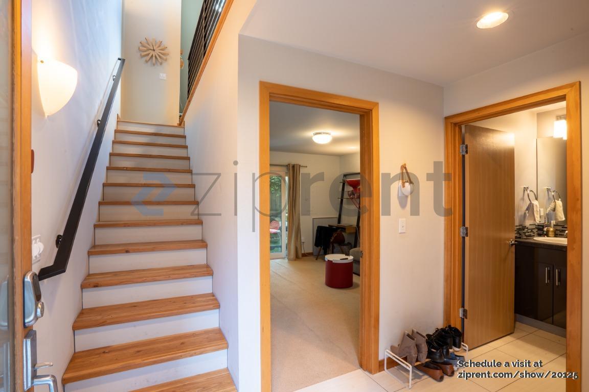 Building Photo - Unit D