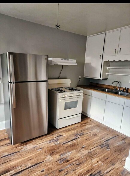 Kitchen - 220 E Oakland Ave