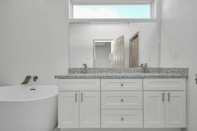 Building Photo - 2119 Esther Dr