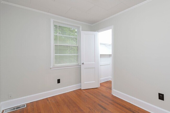 Building Photo - 2 bedroom, 1.5 bath home for rent in the h...