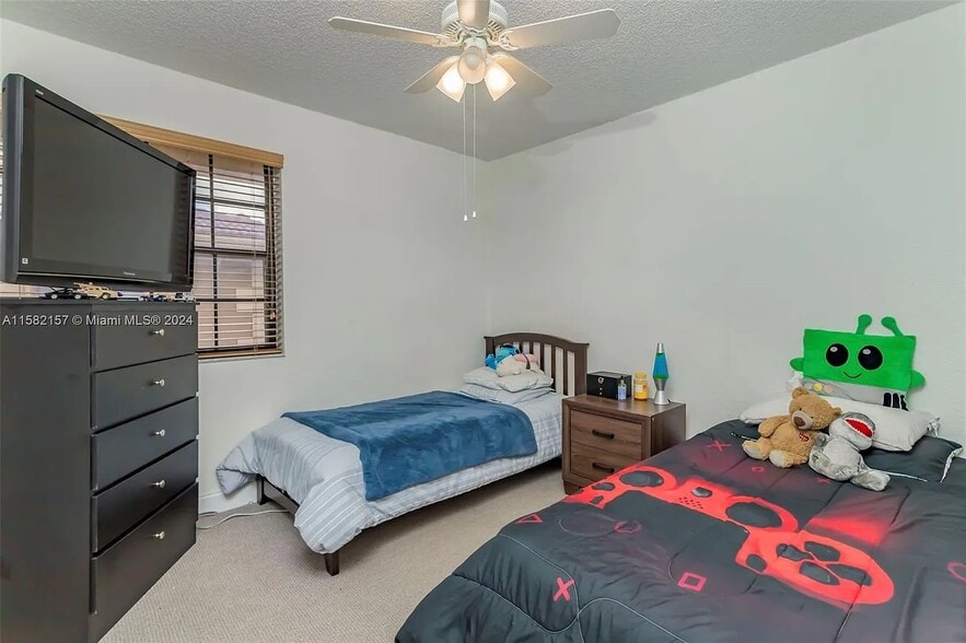 Building Photo - 2646 Riverside Dr