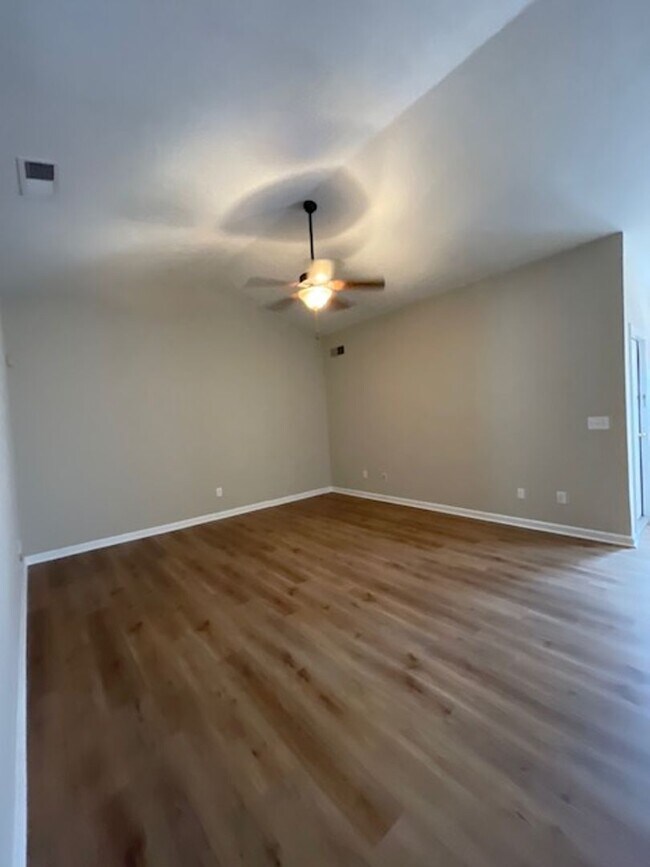 Building Photo - South Knoxville, 2 bedroom condo, 2 car garage Text or Call Debra Johnson 865-591-8281