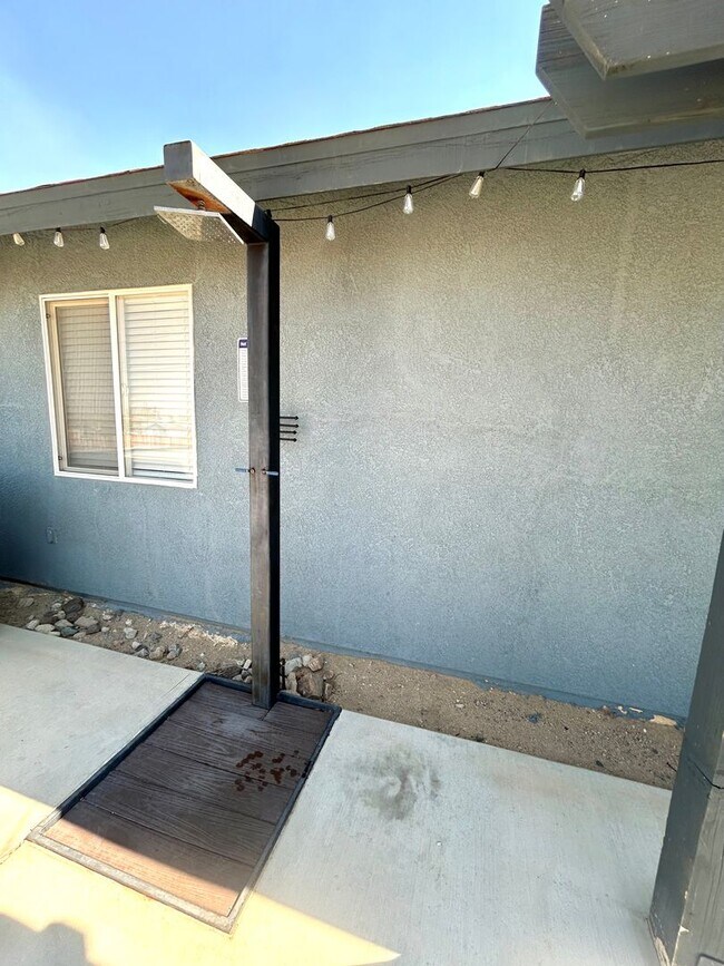 Building Photo - Furnished 3 Bedroom 2 Bathroom Home