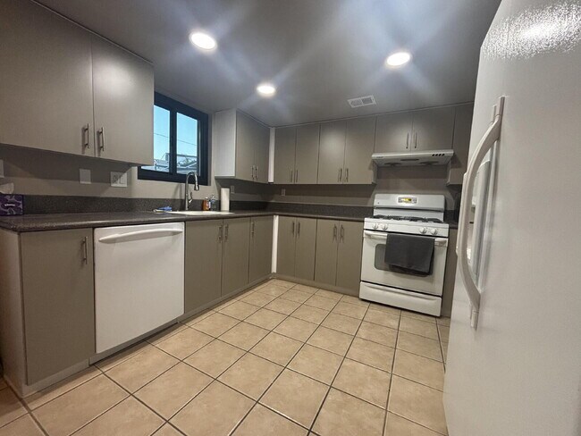 Building Photo - 2 Bed |1 Bath Multi-Family Unit with Private Backyard for Rent – North Las Vegas