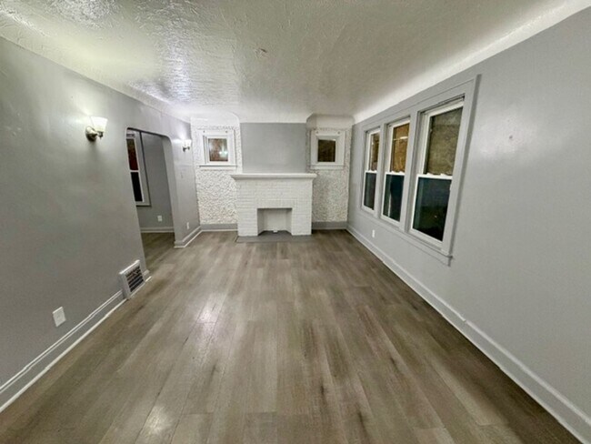 Building Photo - 4 Bedroom 2 Bath Brick Tudor For Lease Wel...