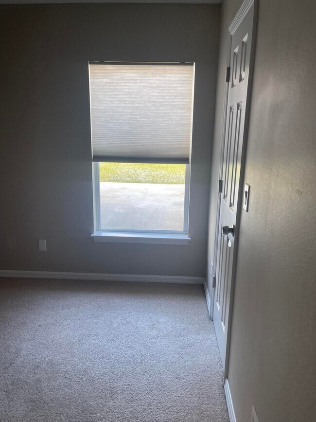 Building Photo - 1851 SW Inlander Ave