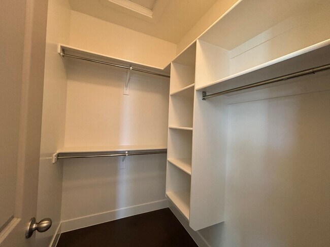 Building Photo - SPACIOUS HOME FOR RENT!