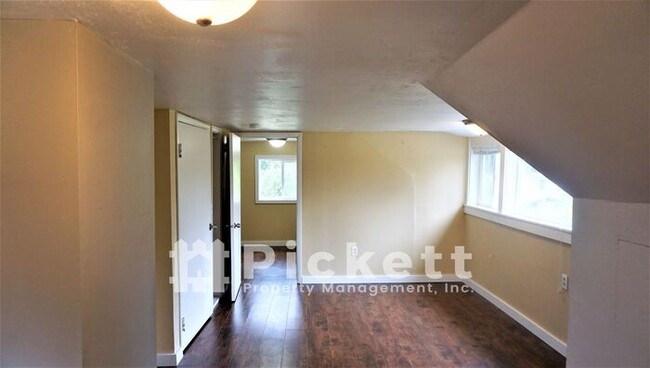 Building Photo - 3 Bedroom Poulsbo Farmhouse With Lots Of C...