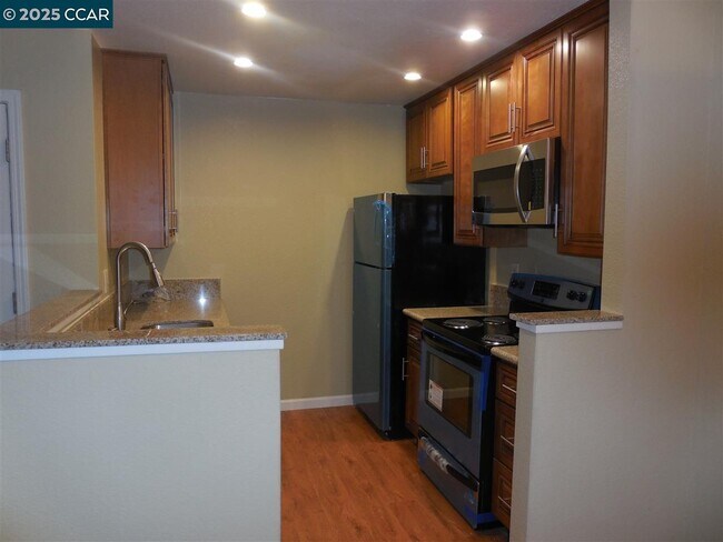 Building Photo - 120 Reflections Dr