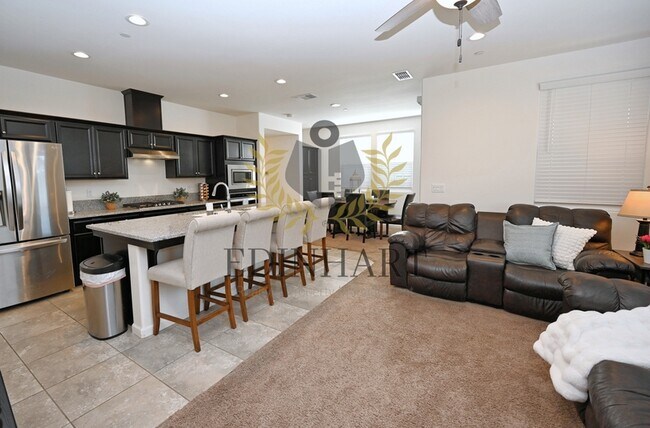 Building Photo - 893 Fir St W