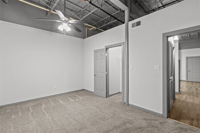 Building Photo - 612 W Texas Ave