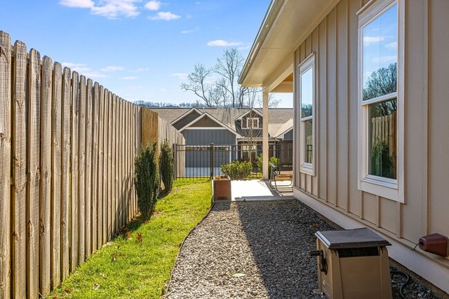 Building Photo - Modern 3-Bedroom Home in The Cottages at Avery Creek