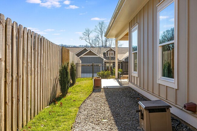 Building Photo - Modern & Fully-Furnished 3-Bedroom Home in Arden with Utilities Included