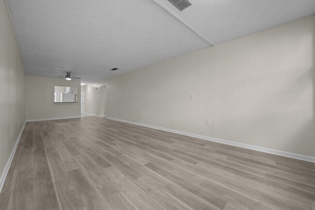 Building Photo - Newly Renovated 2BD/1.5 Bath Condo at Rege...