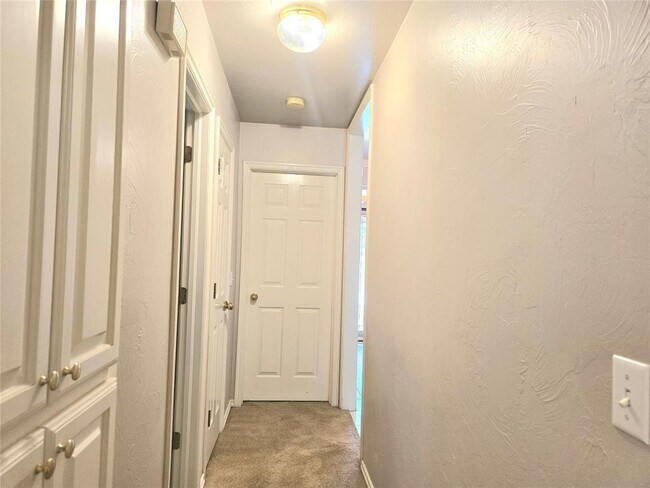 Building Photo - 1823 Chelsea Dr