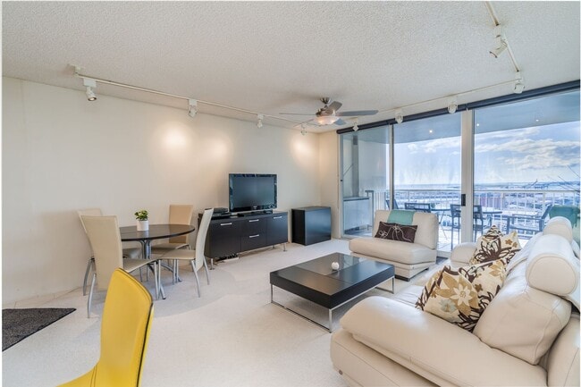 Building Photo - Furnished 1 Bed 1 Bath 1 Parking at Honolulu Park Place