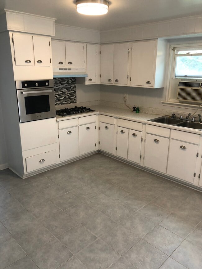 Building Photo - 1925 Stafford St