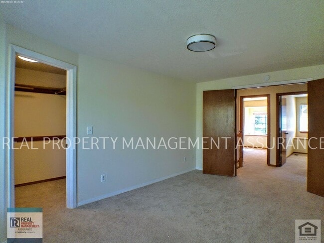 Building Photo - Charming 3 Bedroom Home With A 2 Car Garage!!