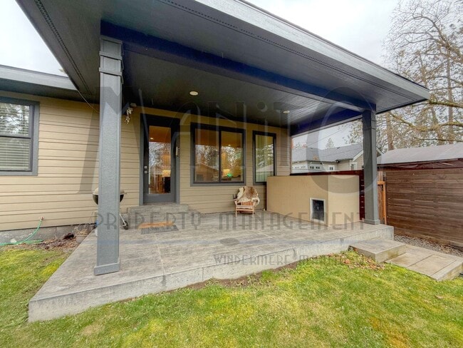 Building Photo - Spacious South Hill Home