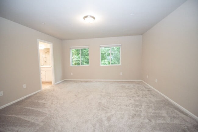 Building Photo - Nearly New Dupont Home 3bed and 2.5 Bath 1...
