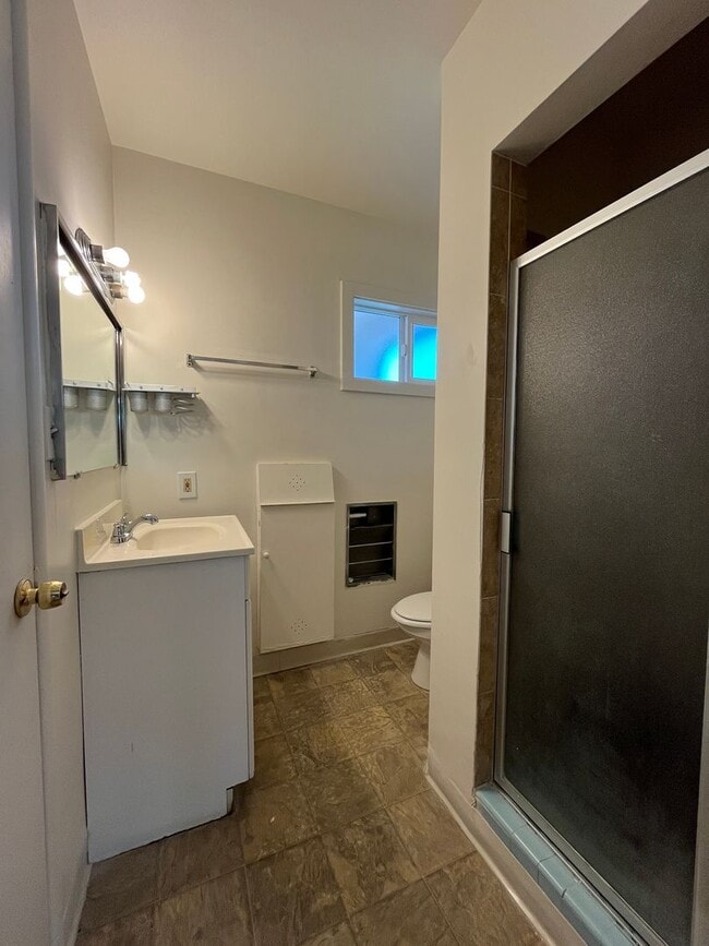 Building Photo - Arleta 3+2 w/walk-in closet, backyard + 2 ...