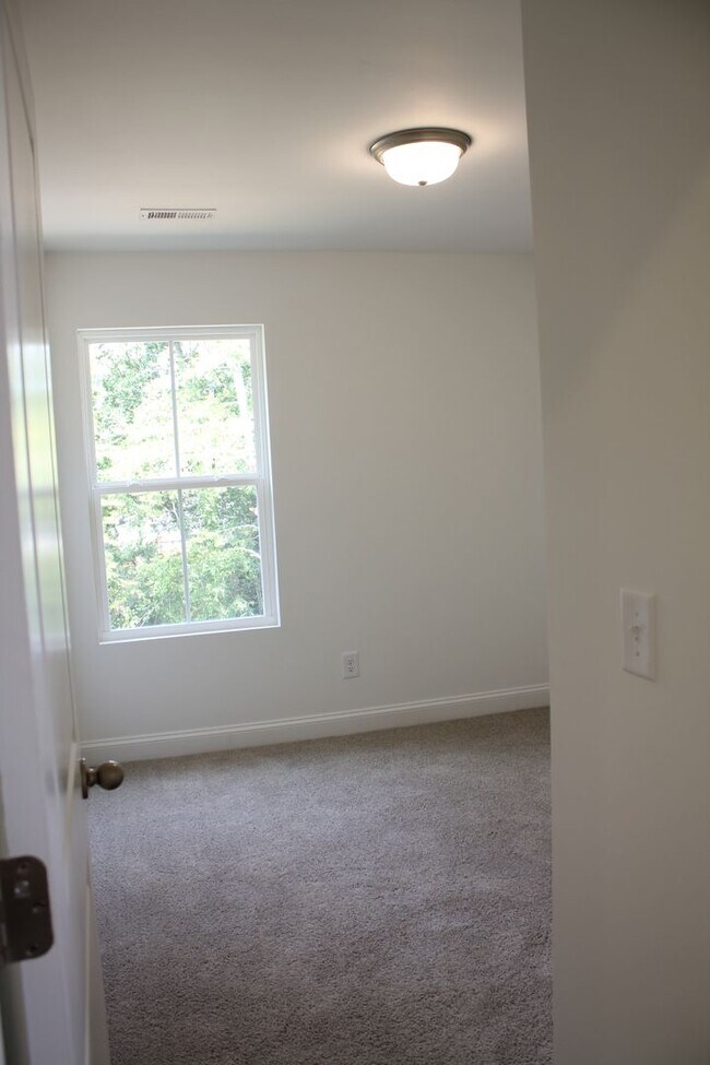 Building Photo - Almost - Brand new townhouse in Kannapolis...