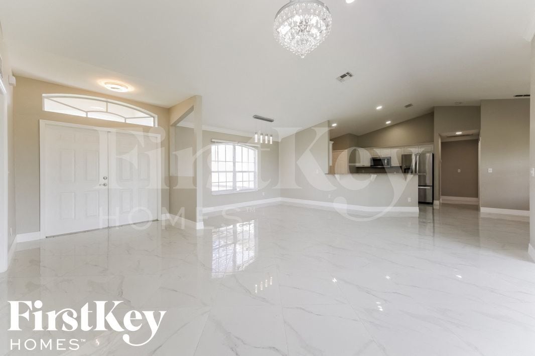 Building Photo - 530 NE 15th Terrace