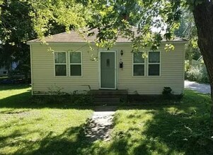 Building Photo - Available November 2025. 3 bedroom, 1 bath...