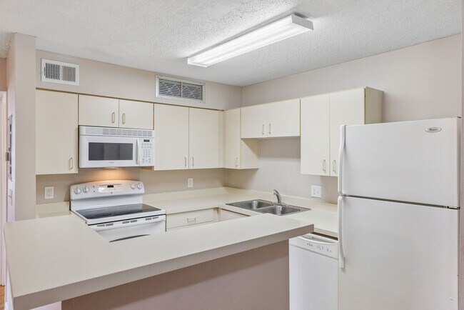 Building Photo - 1/1 Condo in Gated Lakefront Community of Altamonte Springs!