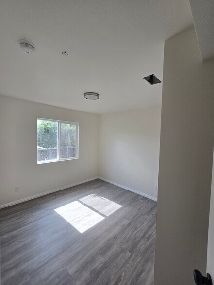 Building Photo - 1647 E 53rd St