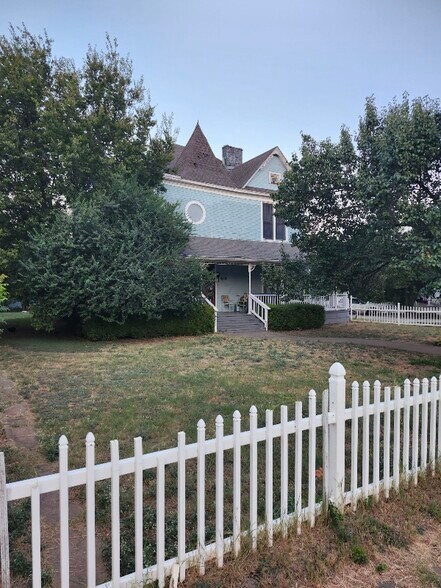 Building Photo - 601 N Grand Ave