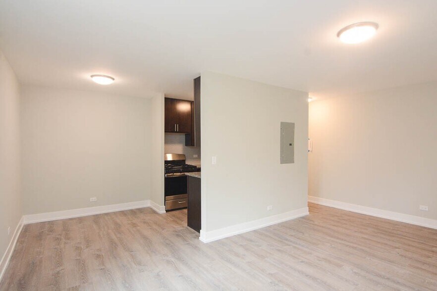 Building Photo - 533 W Surf St