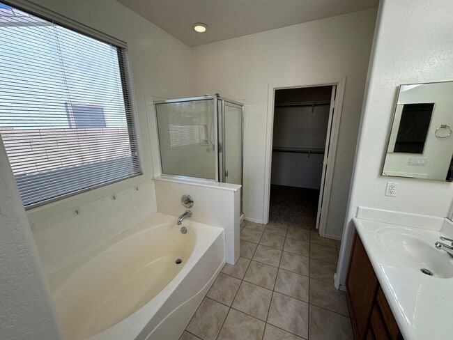 Building Photo - 1522 E Ebony Pl