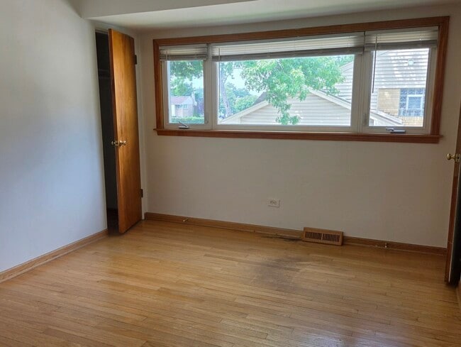 Building Photo - 8418 W Crain St