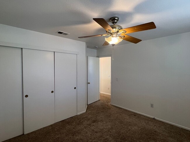 Building Photo - GORGEOUS 3 BEDROOM IN E. ROSEVILLE GATED COMMUNITY!!