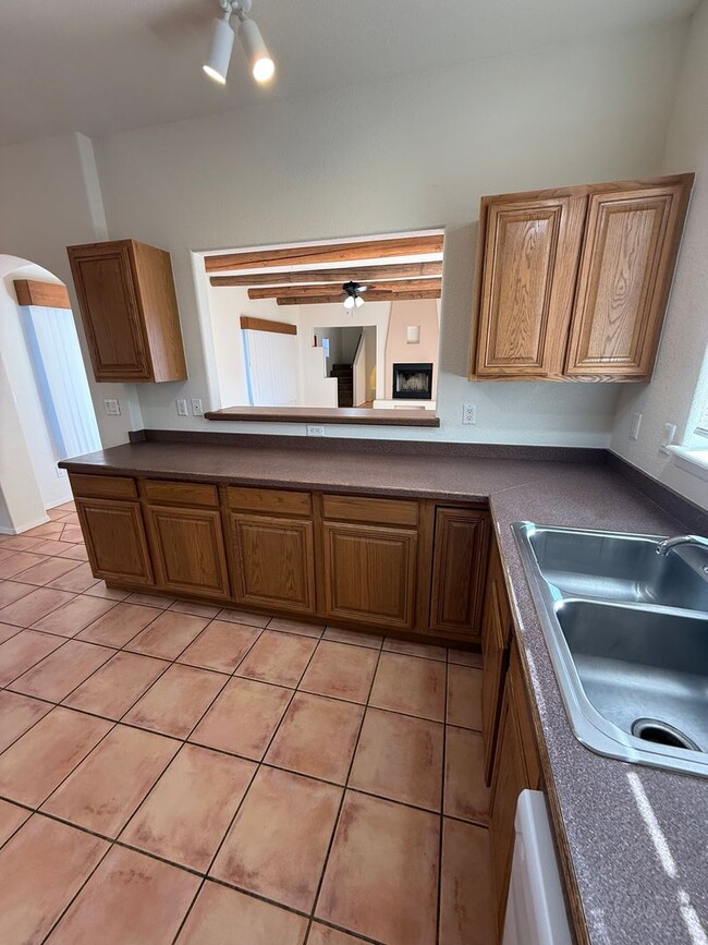 Building Photo - Beautiful 3 Bedroom/2.5 Bathroom Home Located off Roadrunner