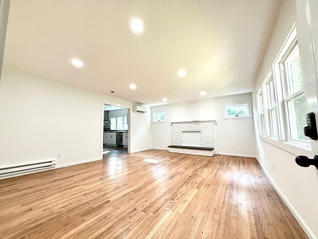 Building Photo - Serene & Spacious Fully renovated 1 BR ( 2...