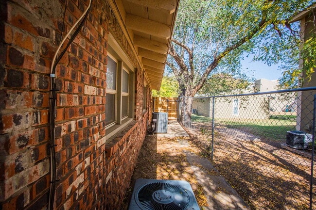 Building Photo - Comfy 2 bed 1 bath home!