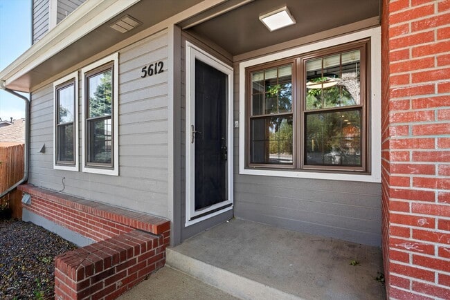 Building Photo - Bright & Spacious 2BR/2BA Townhome with Loft, Fireplace & Private Garage