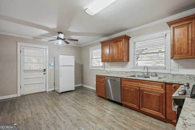 Building Photo - 3823 Kingswood Dr